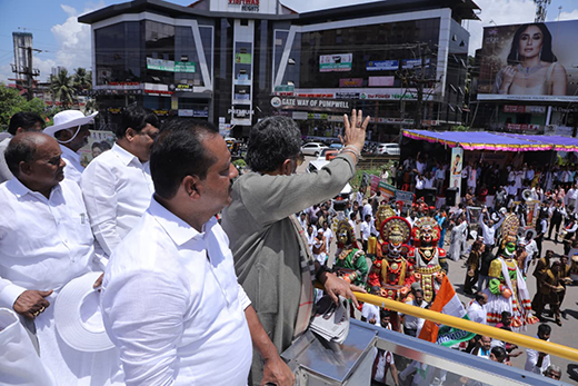 CM, Ministers receive grand welcome in Ambaari bus